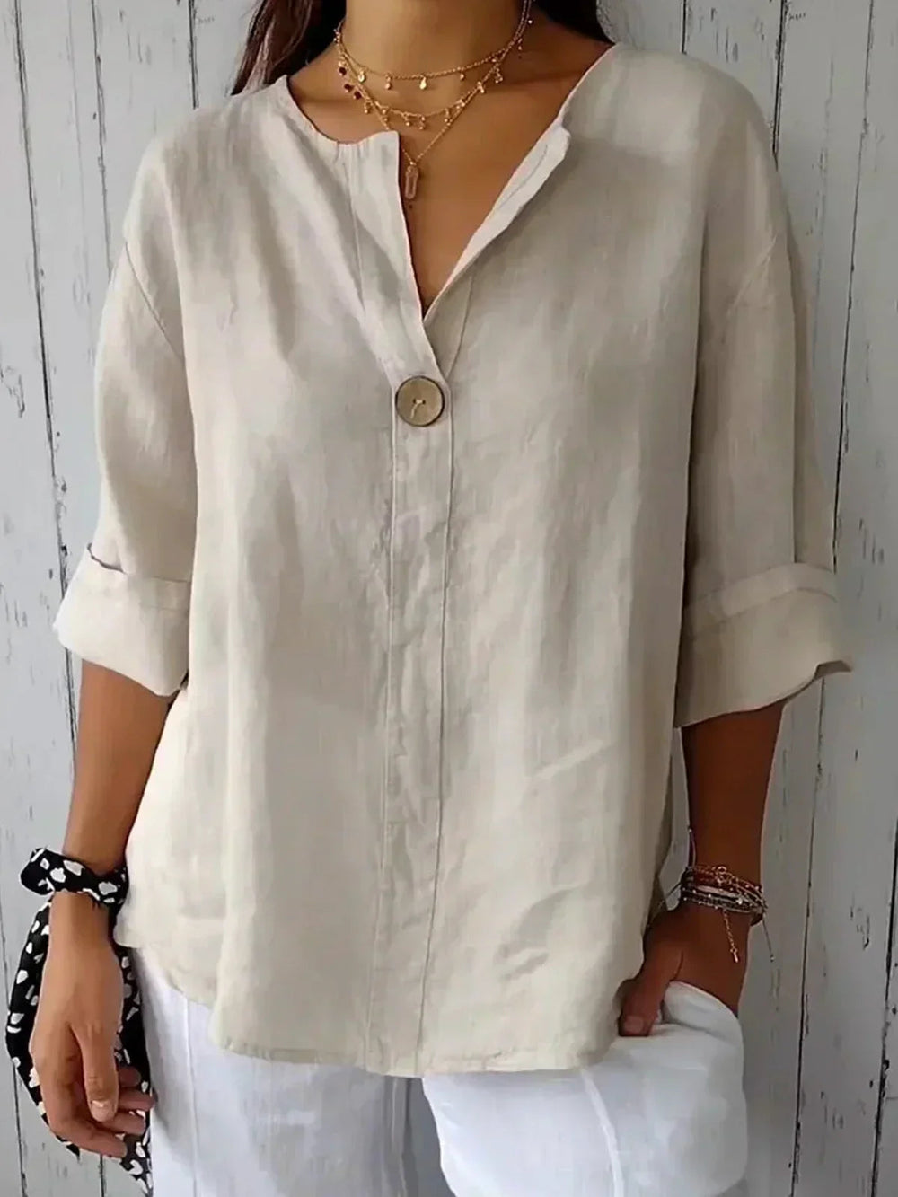 Yvanna – Elegante Damenbluse mit fließendem Schnitt in Beige, perfekt für stilvolle Alltags- und Business-Looks. Mit dekorativem Knopfverschluss.