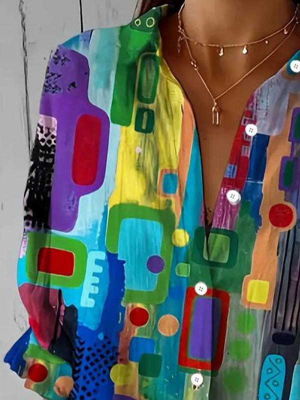 Detailansicht des Louisa Hemds mit Knöpfen zeigt farbenfrohes, geometrisches Design auf weichem Stoff. Perfekt für stilvolle Outfits.