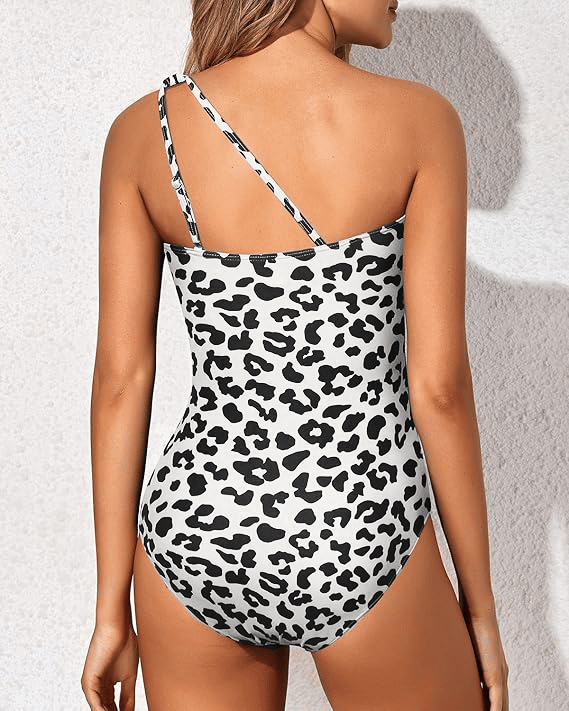 Rückansicht des Kora Badeanzugs mit Leopardenmuster – One Shoulder Design mit verstellbarem Träger für optimalen Halt und Komfort.