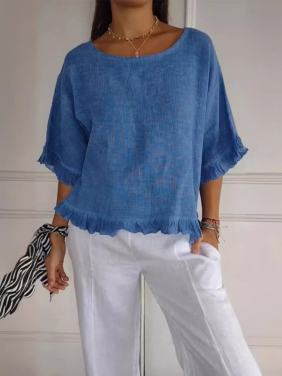 Luftige Mireille Freizeitbluse in Blau mit Rundhalsausschnitt und femininen Rüschen, perfekt für elegante Freizeitlooks.