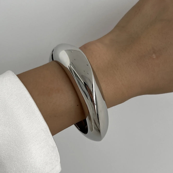 Ciara | Geometrisches Manschettenarmband aus Metall
