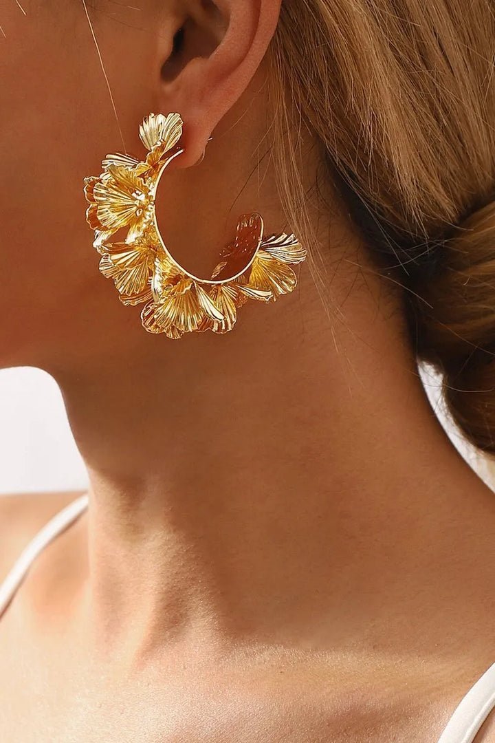 Hadley | C-förmige Ohrringe mit Blumendesign
